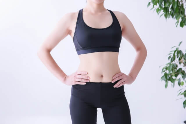骨盤そ抑える女性