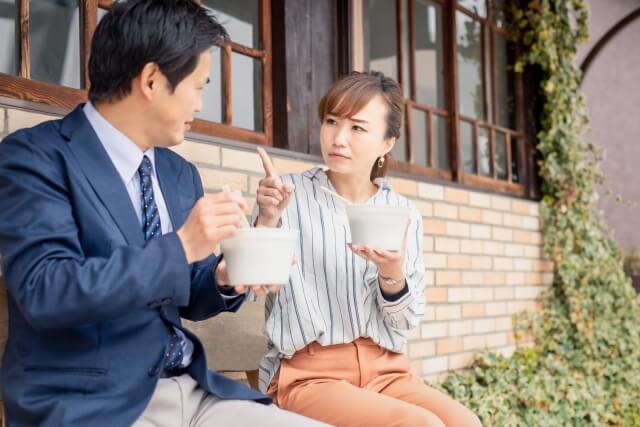 ランチを食べる男女