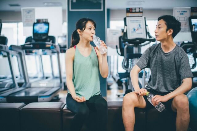 筋トレ後に休憩する男女