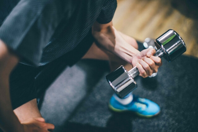 筋トレ中の男性