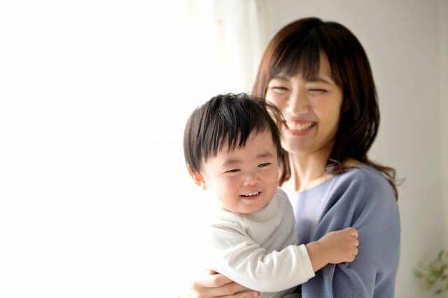 赤ちゃんと笑うママ