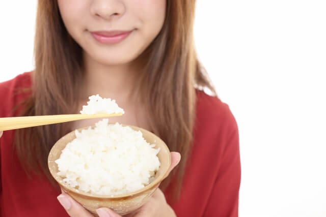 白米を食べる女性