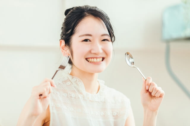 食事を楽しむ女性