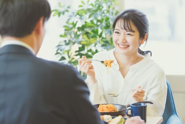食事している女性