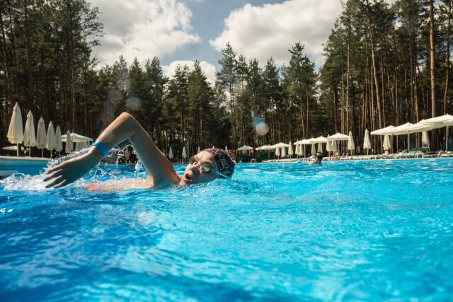 水泳を楽しむ女性