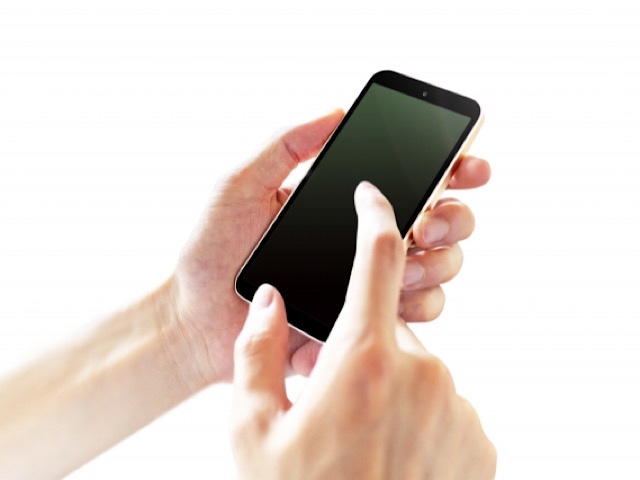 寝る直前までスマートフォンやPCをさわる