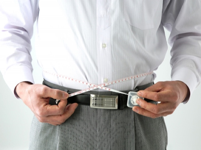 お酒を飲むと太る原因は？