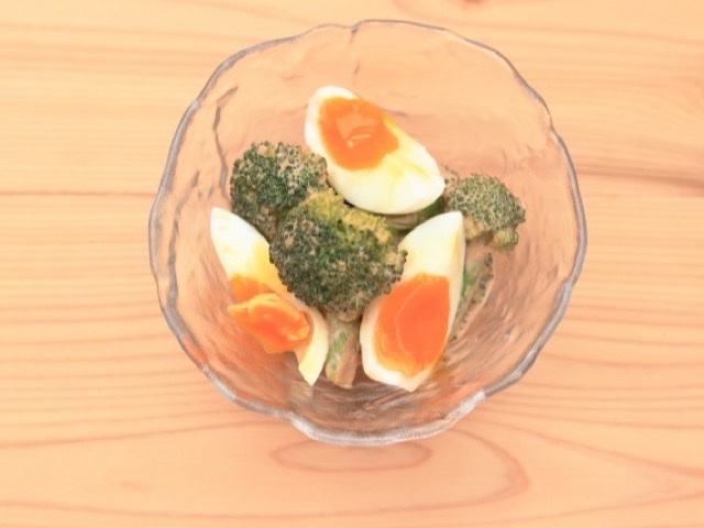 食事の一部を茹で卵に