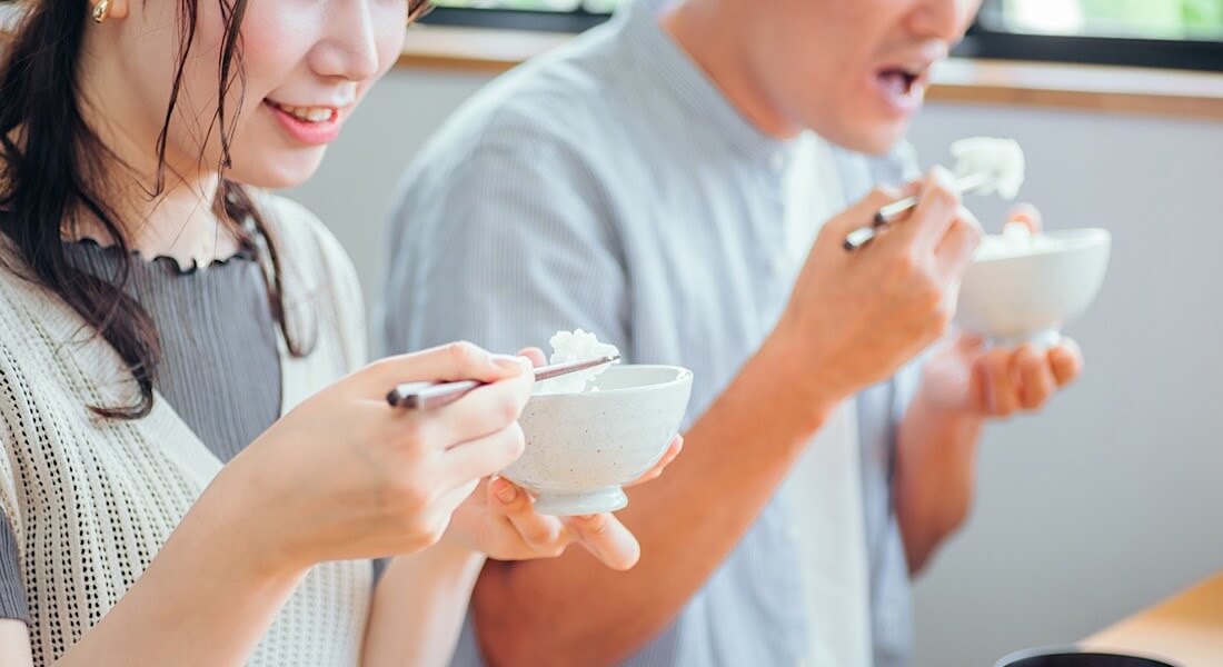 食事をしている画像