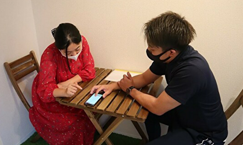 専任のトレーナーと打ち合わせ